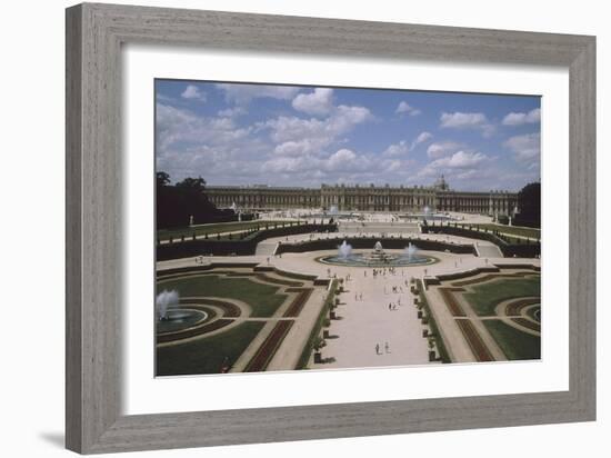 Vue extérieure et aérienne du château de Versail, côté jardins : château vu-null-Framed Giclee Print