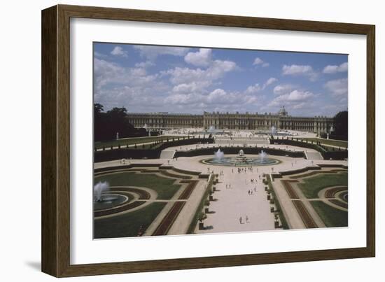 Vue extérieure et aérienne du château de Versail, côté jardins : château vu-null-Framed Giclee Print