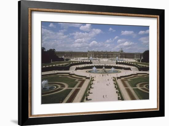 Vue extérieure et aérienne du château de Versail, côté jardins : château vu-null-Framed Giclee Print