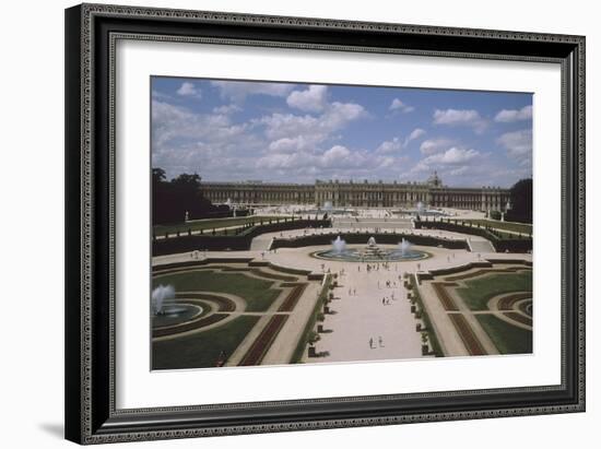 Vue extérieure et aérienne du château de Versail, côté jardins : château vu-null-Framed Giclee Print