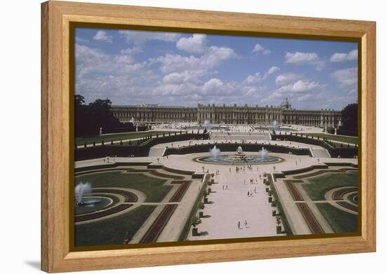 Vue extérieure et aérienne du château de Versail, côté jardins : château vu-null-Framed Premier Image Canvas