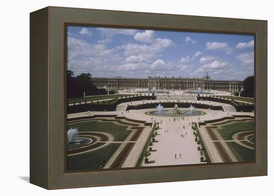 Vue extérieure et aérienne du château de Versail, côté jardins : château vu-null-Framed Premier Image Canvas