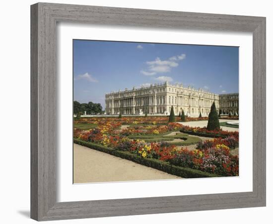 Vue extérieure : vue du château côté jardin, partie centrale, prise depuis-null-Framed Giclee Print