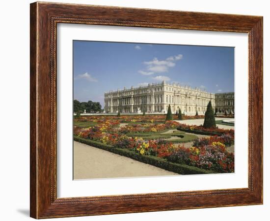 Vue extérieure : vue du château côté jardin, partie centrale, prise depuis-null-Framed Giclee Print