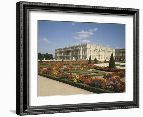 Vue extérieure : vue du château côté jardin, partie centrale, prise depuis-null-Framed Giclee Print