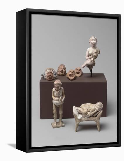 Vue groupée de figurines en terre cuite béotienne-null-Framed Premier Image Canvas