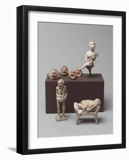 Vue groupée de figurines en terre cuite béotienne-null-Framed Giclee Print