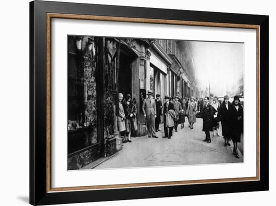 Waiting for Seamstresses Leaving Work, Paris, 1931-Ernest Flammarion-Framed Giclee Print