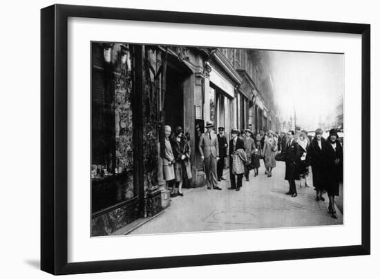 Waiting for Seamstresses Leaving Work, Paris, 1931-Ernest Flammarion-Framed Giclee Print