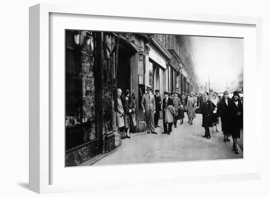 Waiting for Seamstresses Leaving Work, Paris, 1931-Ernest Flammarion-Framed Giclee Print