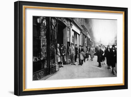 Waiting for Seamstresses Leaving Work, Paris, 1931-Ernest Flammarion-Framed Giclee Print