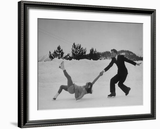 Wallace Diestelmeyer and Suzanne Morrow Figure Skating at the Winter Olympics-null-Framed Premium Photographic Print