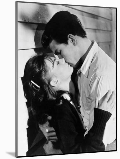 Warren Beatty; Natalie Wood. "Splendor in the Grass" [1961], Directed by Elia Kazan.-null-Mounted Photographic Print