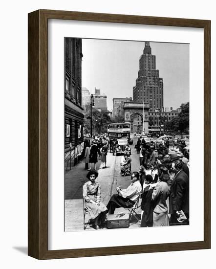 Washington Square Art Show-Alfred Eisenstaedt-Framed Photographic Print