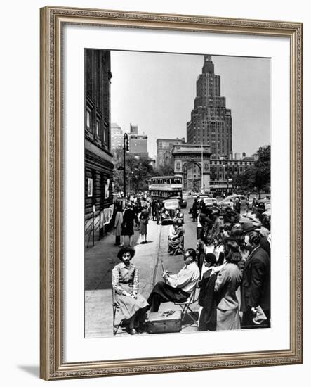 Washington Square Art Show-Alfred Eisenstaedt-Framed Photographic Print