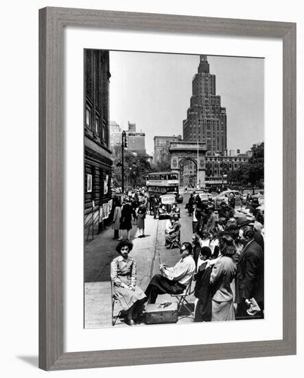 Washington Square Art Show-Alfred Eisenstaedt-Framed Photographic Print