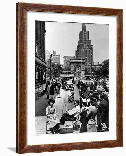 Washington Square Art Show-Alfred Eisenstaedt-Framed Photographic Print