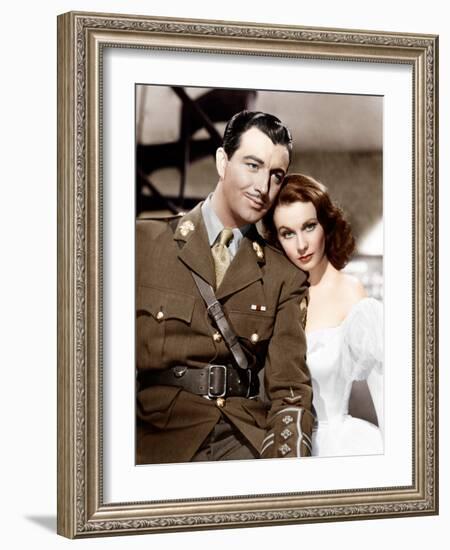 WATERLOO BRIDGE, from left: Robert Taylor, Vivien Leigh, 1940-null-Framed Photo