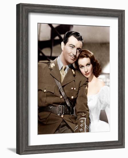 WATERLOO BRIDGE, from left: Robert Taylor, Vivien Leigh, 1940-null-Framed Photo