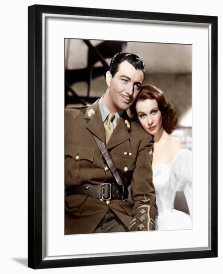 WATERLOO BRIDGE, from left: Robert Taylor, Vivien Leigh, 1940-null-Framed Photo