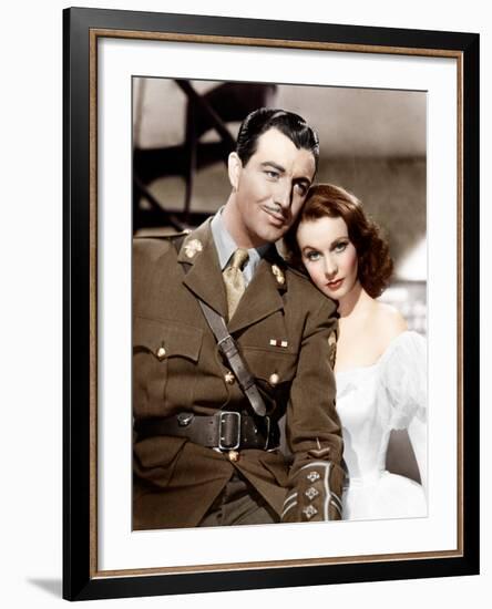 WATERLOO BRIDGE, from left: Robert Taylor, Vivien Leigh, 1940-null-Framed Photo