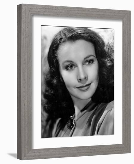 Waterloo Bridge, Vivien Leigh, 1940-null-Framed Photo