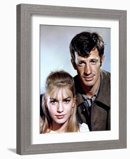 Week end a Zuydcoote by HenriVerneuil with Jean Paul Belmondo and Catherine Spaak, 1964 (photo)-null-Framed Photo