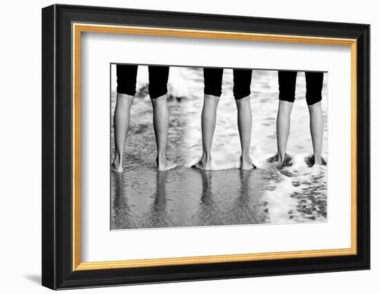 Wet feet.-Leif Londal-Framed Photographic Print