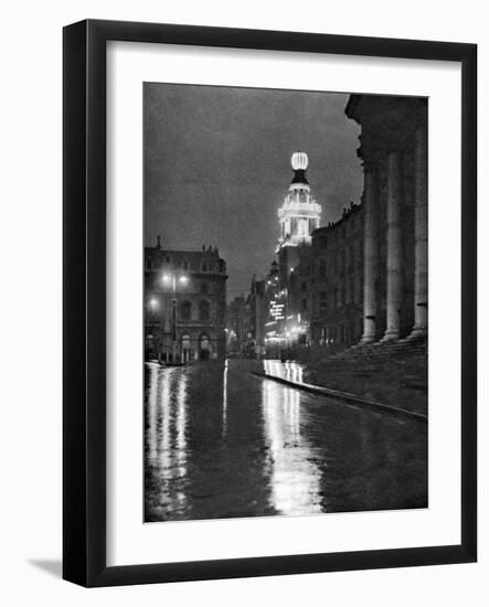 Wet Weather in Trafalgar Square, London, 1926-1927-null-Framed Giclee Print