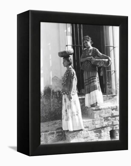 Women in Tehuantepec, Mexico, 1929-Tina Modotti-Framed Premier Image Canvas