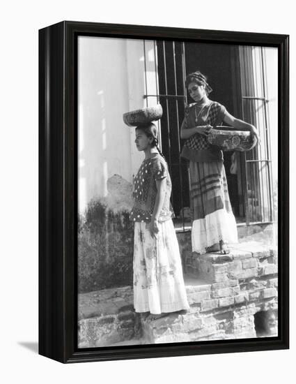 Women in Tehuantepec, Mexico, 1929-Tina Modotti-Framed Premier Image Canvas