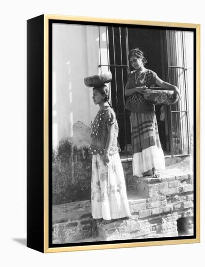 Women in Tehuantepec, Mexico, 1929-Tina Modotti-Framed Premier Image Canvas