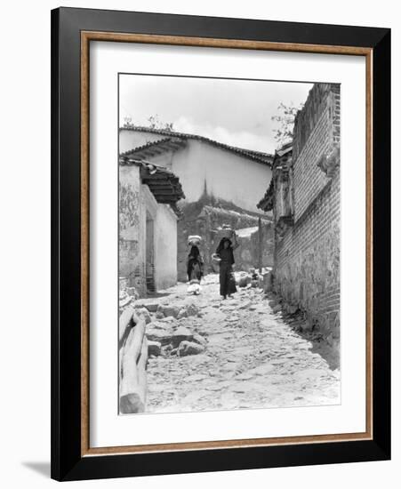 Women in Tehuantepec, Mexico, 1929-Tina Modotti-Framed Photographic Print