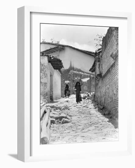 Women in Tehuantepec, Mexico, 1929-Tina Modotti-Framed Photographic Print