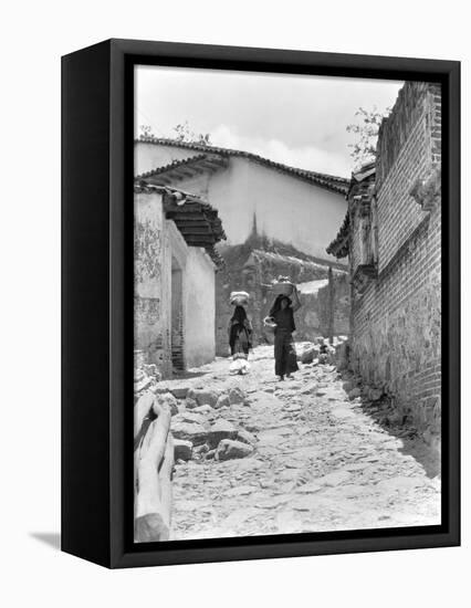 Women in Tehuantepec, Mexico, 1929-Tina Modotti-Framed Premier Image Canvas