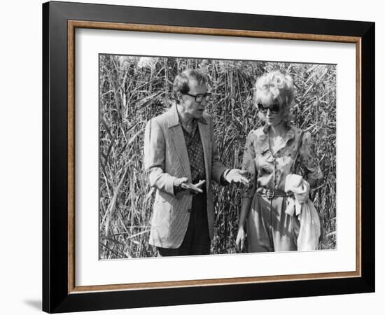 Woody Allen and Mia Farrow BROADWAY DANNY ROSE, 1984 directed by Woody Allen (b/w photo)-null-Framed Photo