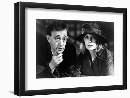 Woody Allen and Mia Farrow SHADOWS AND FOG, 1997 directed by Woody Allen (b/w photo)-null-Framed Photo