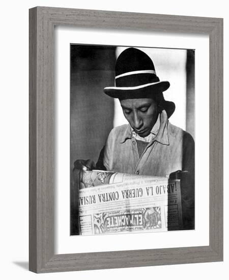 Worker Reading El Machete, Mexico City, 1925-Tina Modotti-Framed Photographic Print