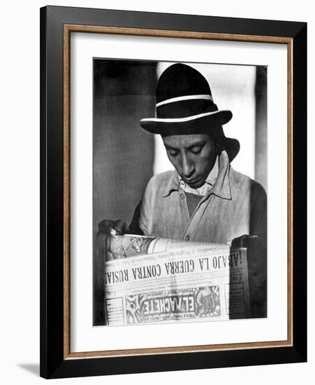 Worker Reading El Machete, Mexico City, 1925-Tina Modotti-Framed Photographic Print