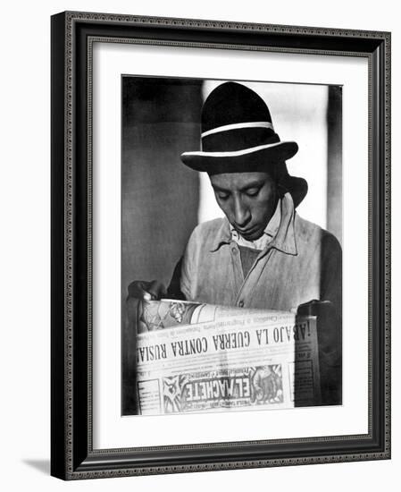 Worker Reading El Machete, Mexico City, 1925-Tina Modotti-Framed Photographic Print