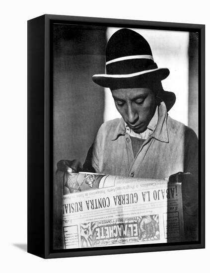 Worker Reading El Machete, Mexico City, 1925-Tina Modotti-Framed Premier Image Canvas