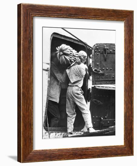 Workers Loading Bananas, Veracruz, 1927-Tina Modotti-Framed Photographic Print