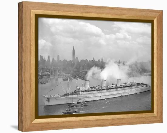 World War II Photo of RMS Queen Mary Arriving in New York Harbor-null-Framed Stretched Canvas