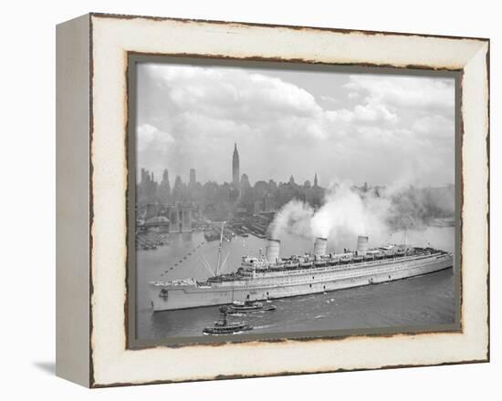 World War II Photo of RMS Queen Mary Arriving in New York Harbor-null-Framed Stretched Canvas