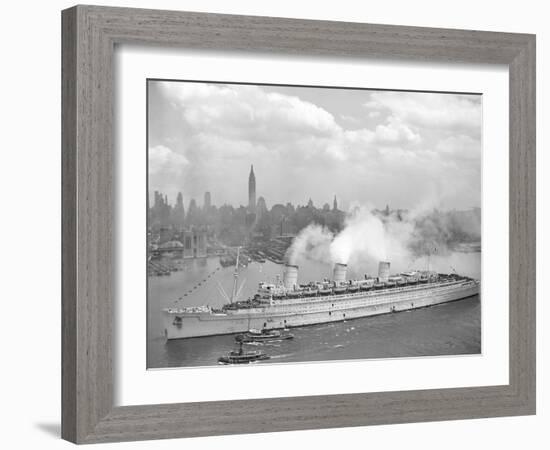 World War II Photo of RMS Queen Mary Arriving in New York Harbor-null-Framed Art Print