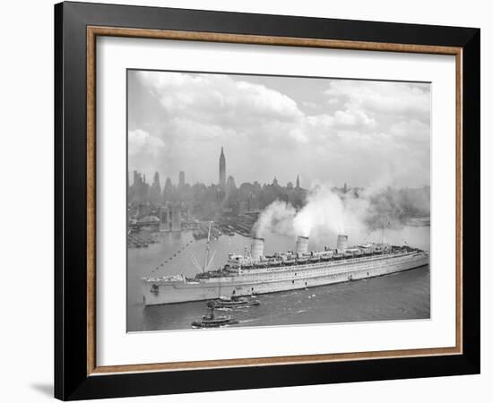 World War II Photo of RMS Queen Mary Arriving in New York Harbor-null-Framed Art Print