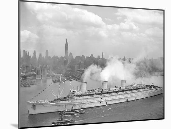 World War II Photo of RMS Queen Mary Arriving in New York Harbor-null-Mounted Art Print