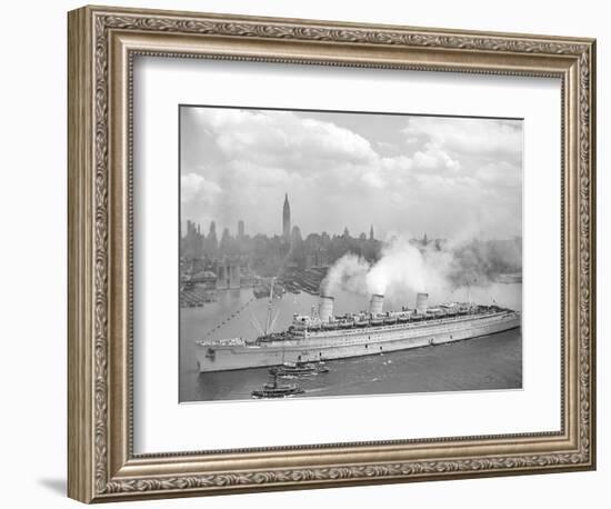 World War II Photo of RMS Queen Mary Arriving in New York Harbor-null-Framed Premium Giclee Print