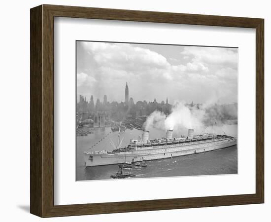 World War II Photo of RMS Queen Mary Arriving in New York Harbor-null-Framed Premium Giclee Print