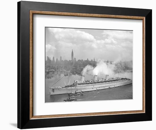 World War II Photo of RMS Queen Mary Arriving in New York Harbor-null-Framed Premium Giclee Print